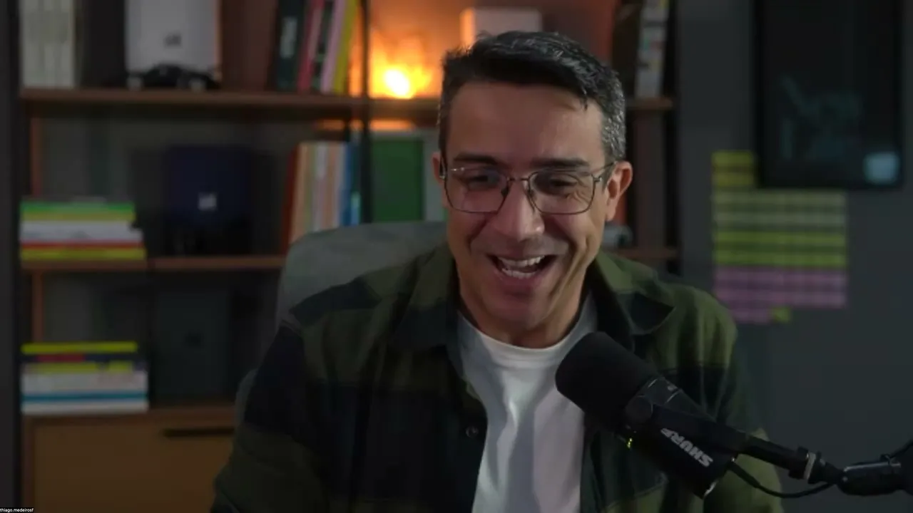 Thiago Medeiros em uma chamada, na mesa de trabalho